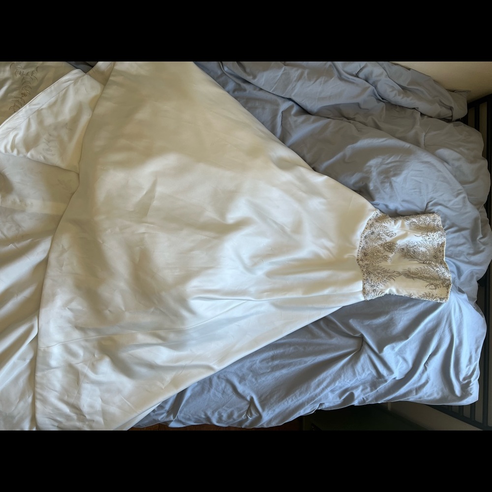 2be wedding dress. “Terri” style, ball gown, ivory, size 6, brand new.